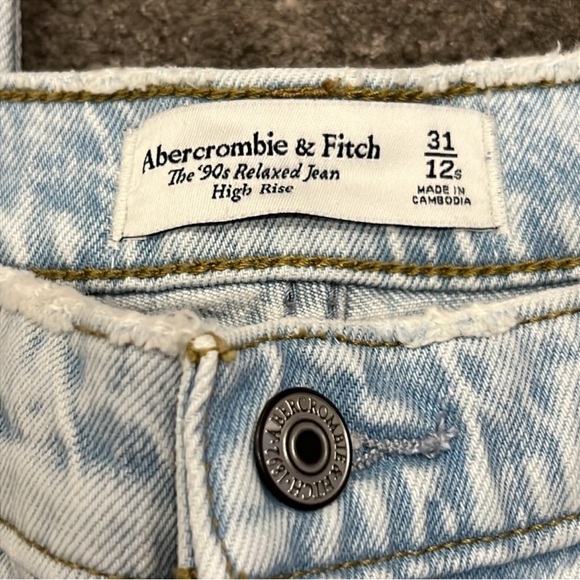NWT Abercrombie High Rise The 90s Relaxed Jean Size 31 - Picture 9 of 13